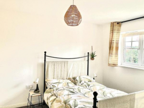 Chessington Home Stay , 3 Bed 6 Guests Free Parking Near M25 JCT9, Chessington world of Adv Resort, Kingston, Epsom, Great for Families & Groups